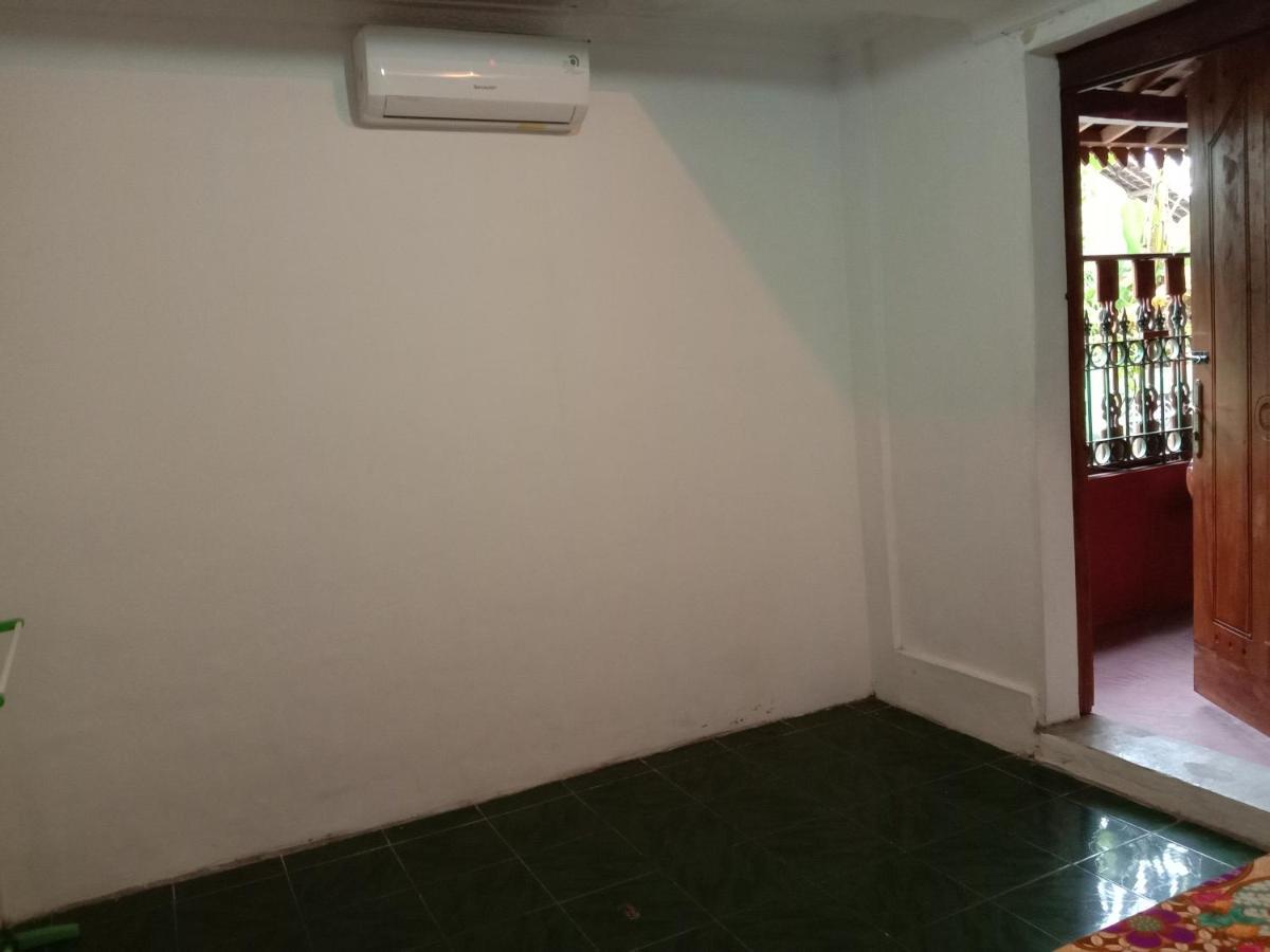 Rumah Ukhi Guest House Cebongan Екстериор снимка