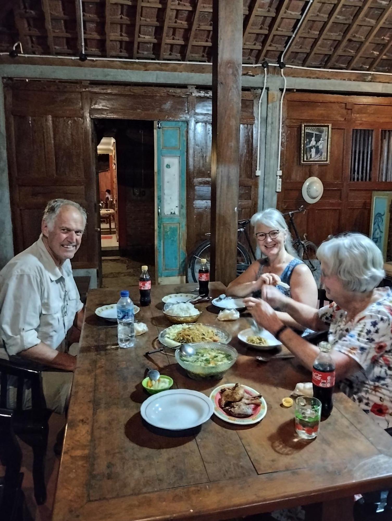 Rumah Ukhi Guest House Cebongan Екстериор снимка
