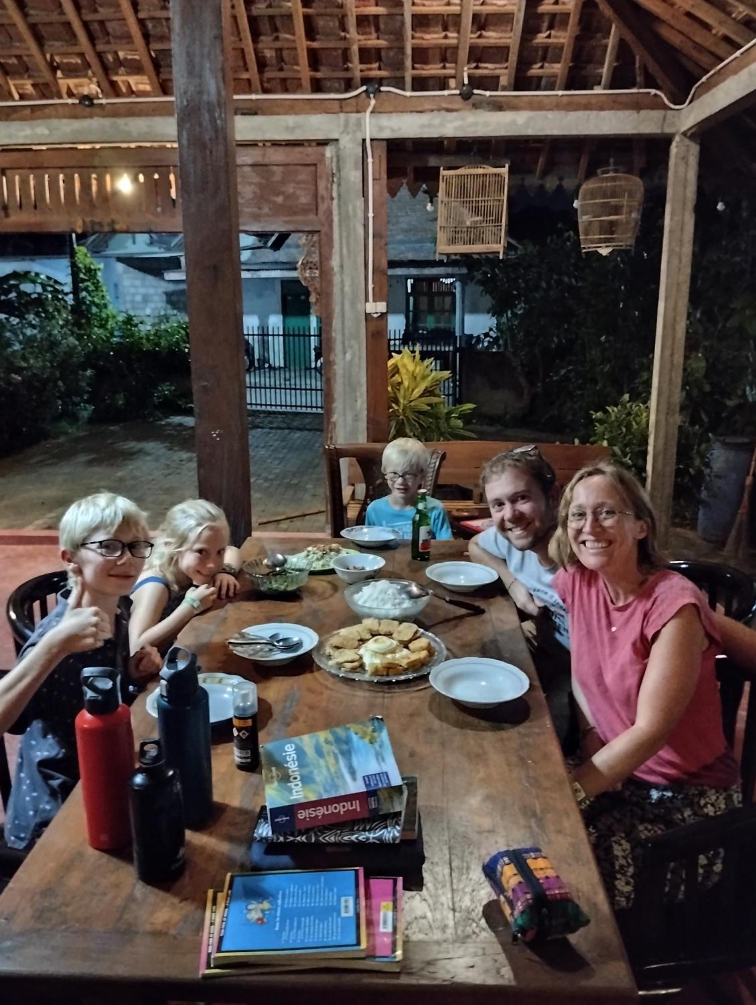 Rumah Ukhi Guest House Cebongan Екстериор снимка