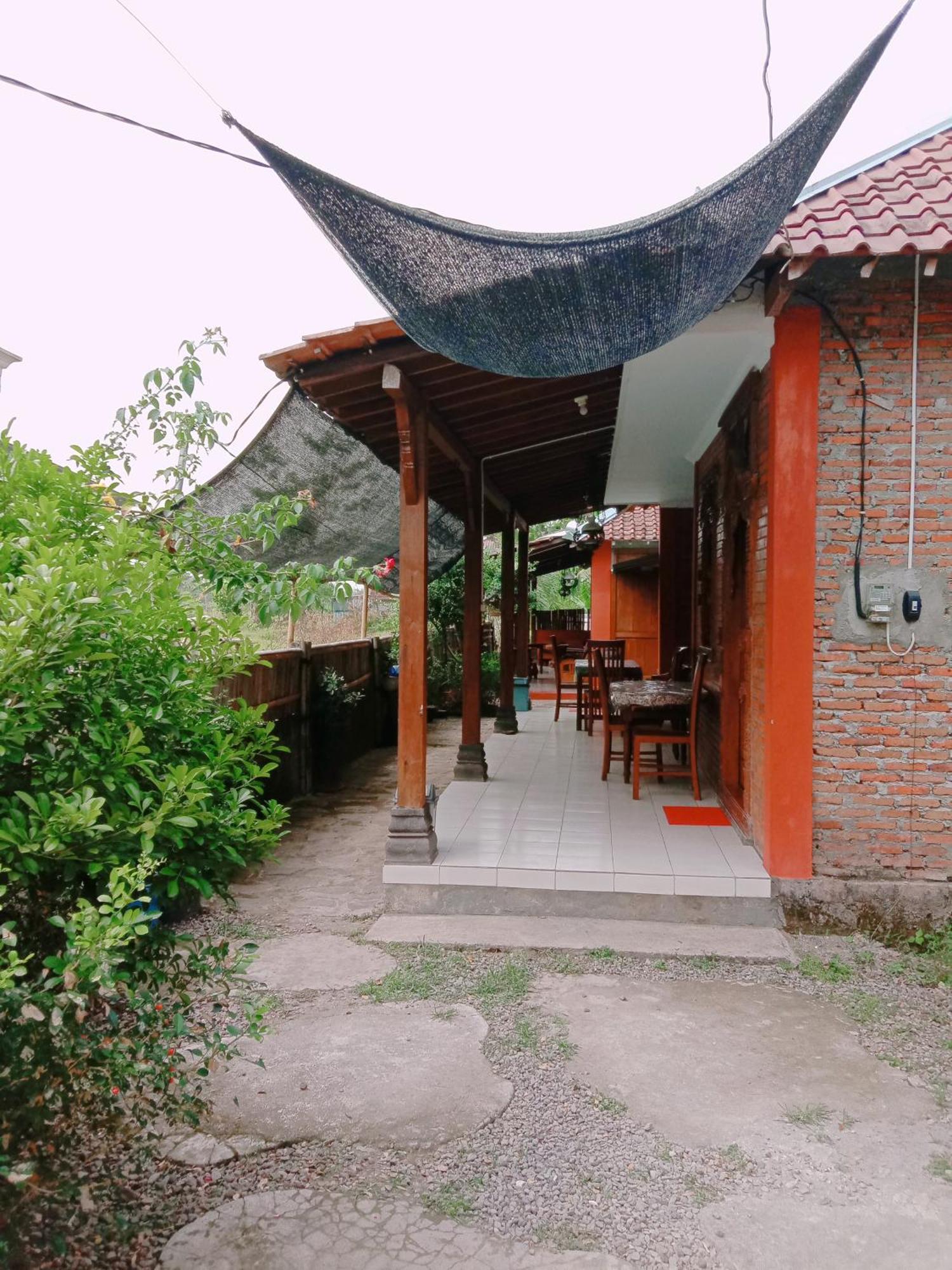Rumah Ukhi Guest House Cebongan Екстериор снимка
