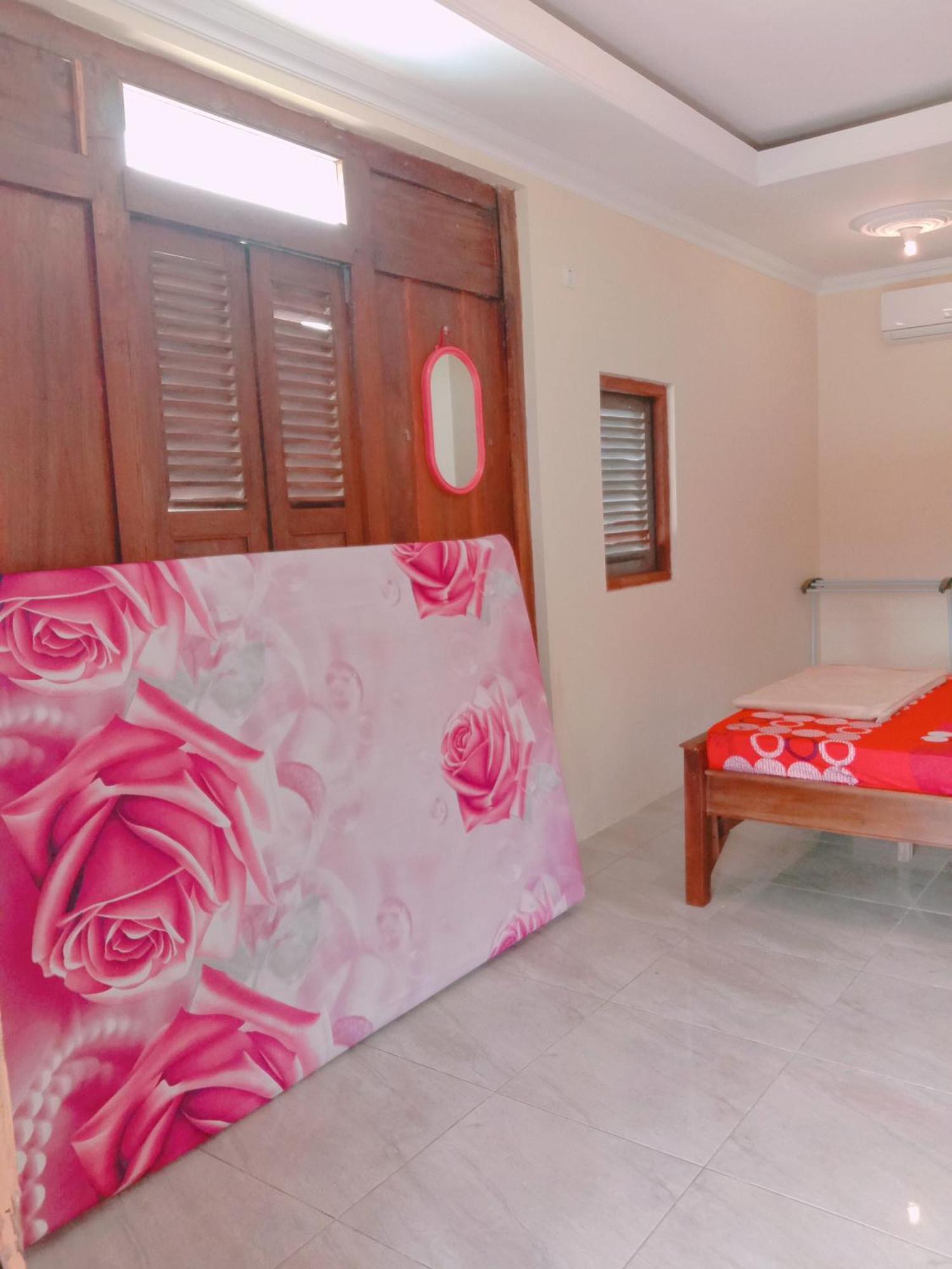 Rumah Ukhi Guest House Cebongan Екстериор снимка