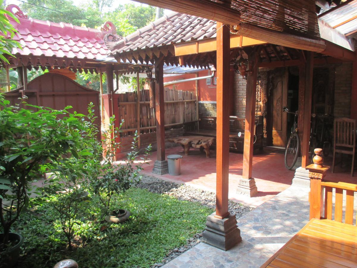 Rumah Ukhi Guest House Cebongan Екстериор снимка